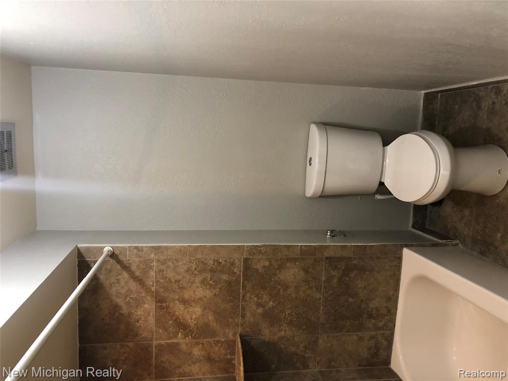 8755 GEORGE F BUNKER, Sterling Heights, MI 48313 — Photo 18