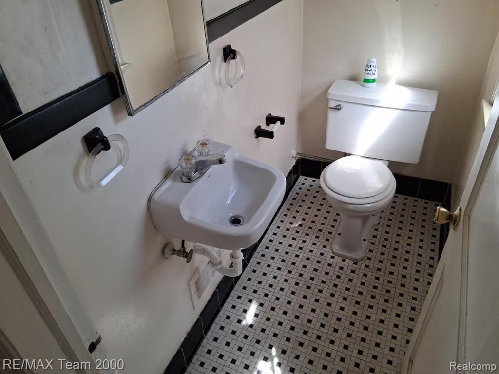 5228 Hillcrest Street, Detroit, MI 48236 — Photo 23