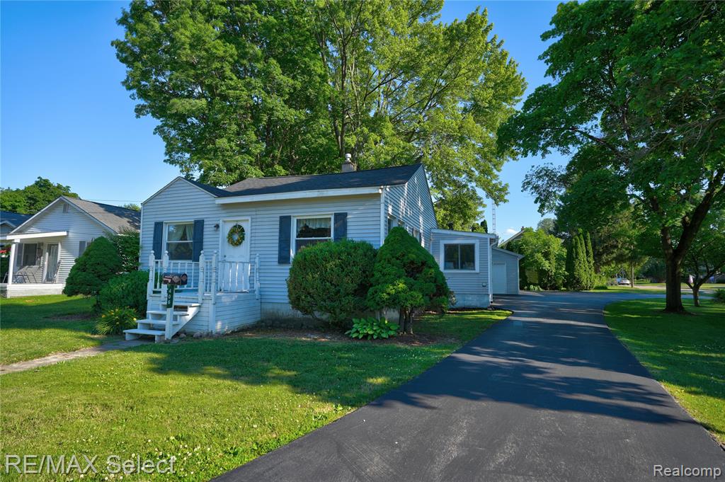 406 E Vienna Street, Clio, MI 48420 — front exterior