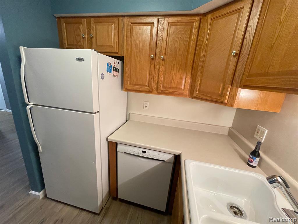 7599 MANOR CIR, Westland, MI — Photo 8