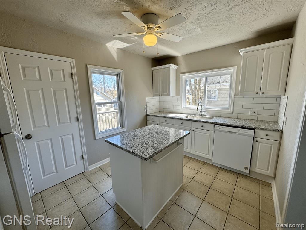 882 KENILWORTH Avenue, Pontiac, MI 48340 — Photo 2