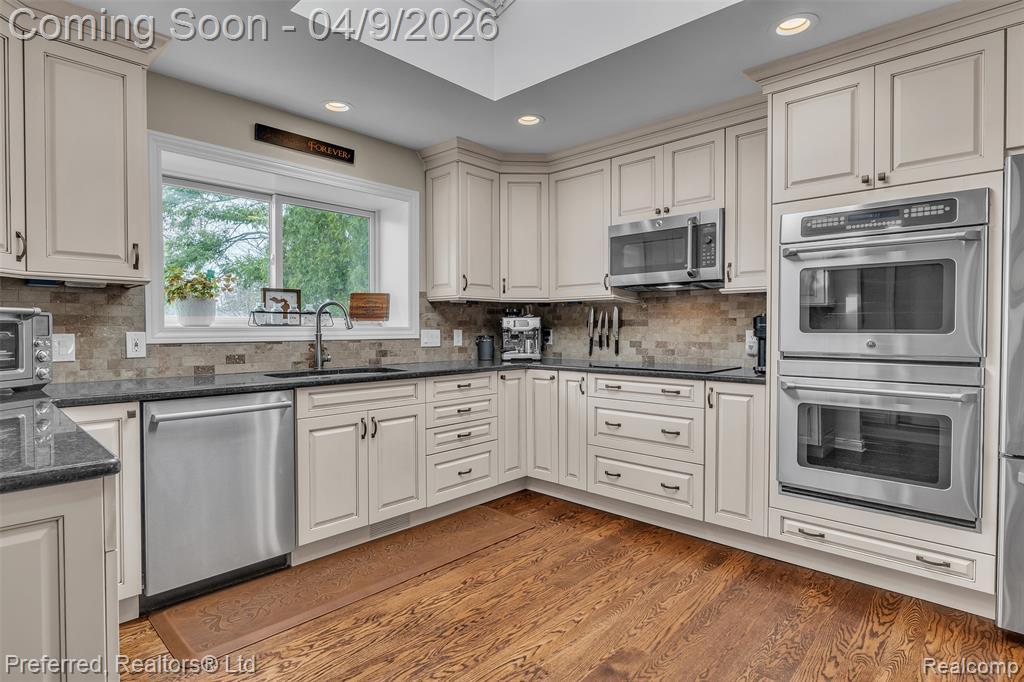 4869 Motorway Drive, Waterford, MI 48328 — Photo 11