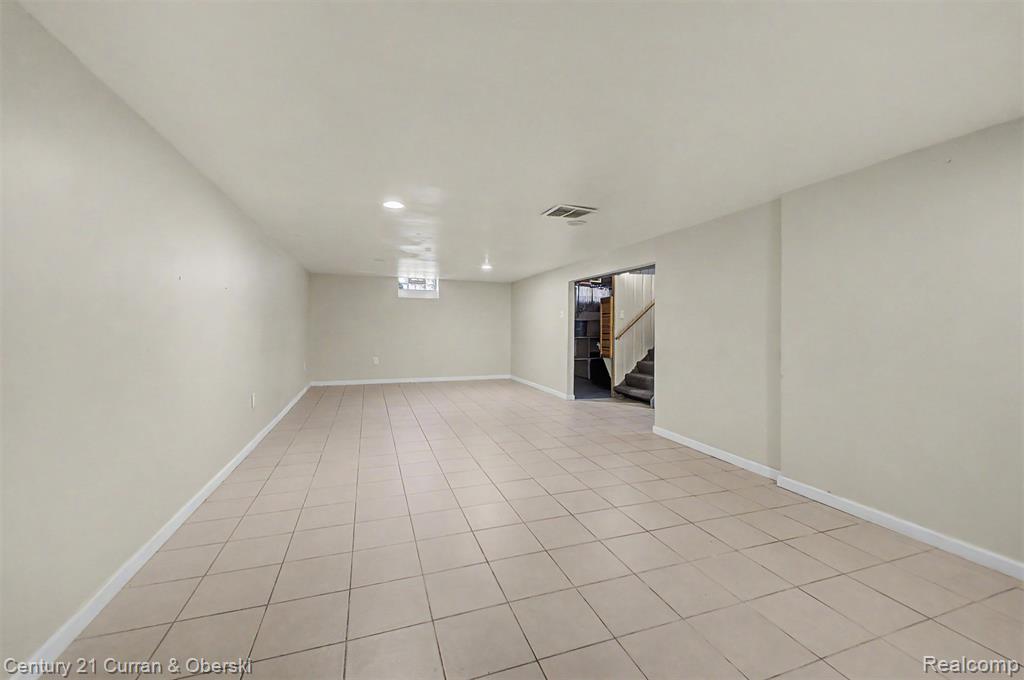 8212 GLENGARY Street, Dearborn Heights, MI 48127 — Photo 11