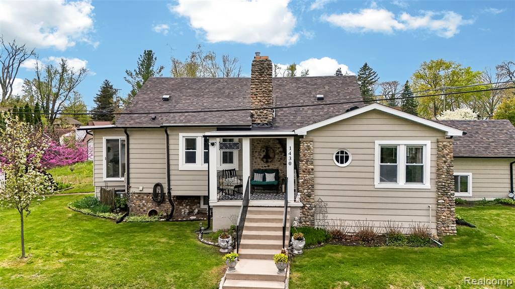 1430 Benvenue Street, Sylvan Lake, MI 48320 — Photo 2
