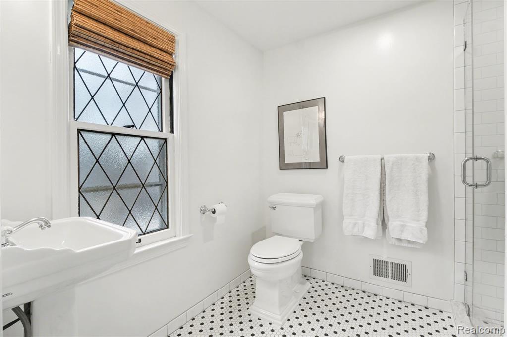 26079 York Road, Huntington Woods, MI — Photo 14