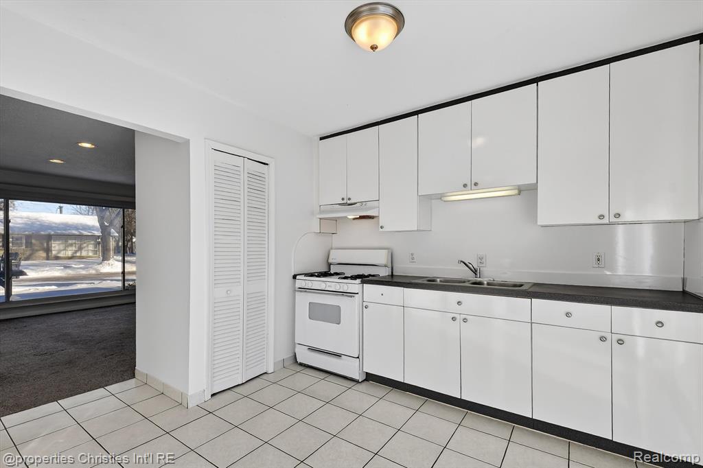 10111 Troy Street, Oak Park, MI, 48237