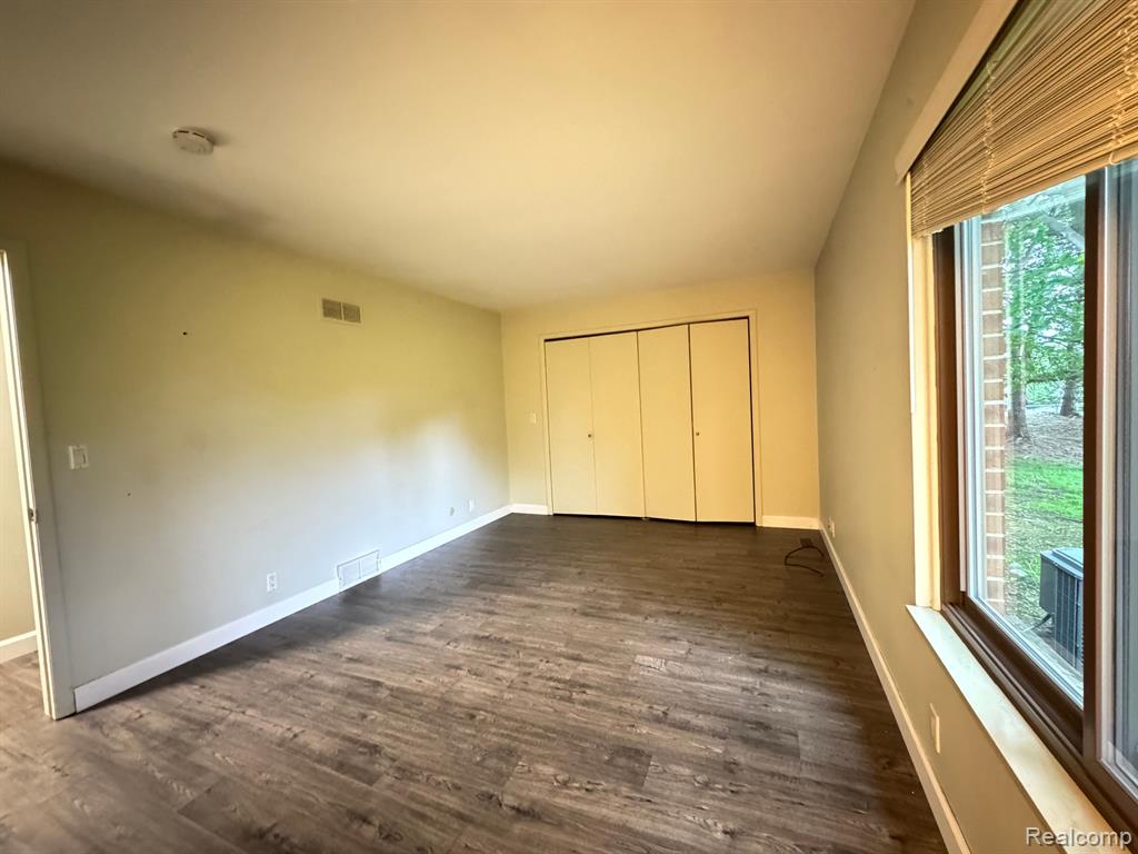 3152 LINDENWOOD Drive, Dearborn, MI 48120 — Photo 16