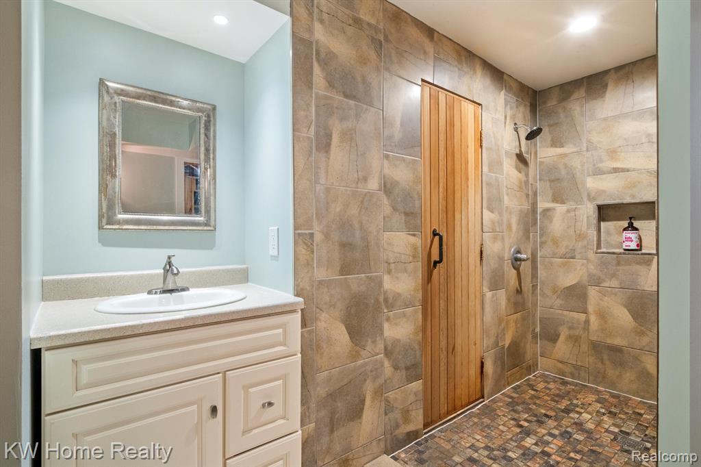 4143 EMERALD PINES Drive, Commerce Twp, MI 48390 — Photo 47