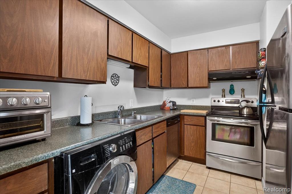 1878 Colonial Village Way, 4, Waterford, MI 48328 — Photo 12