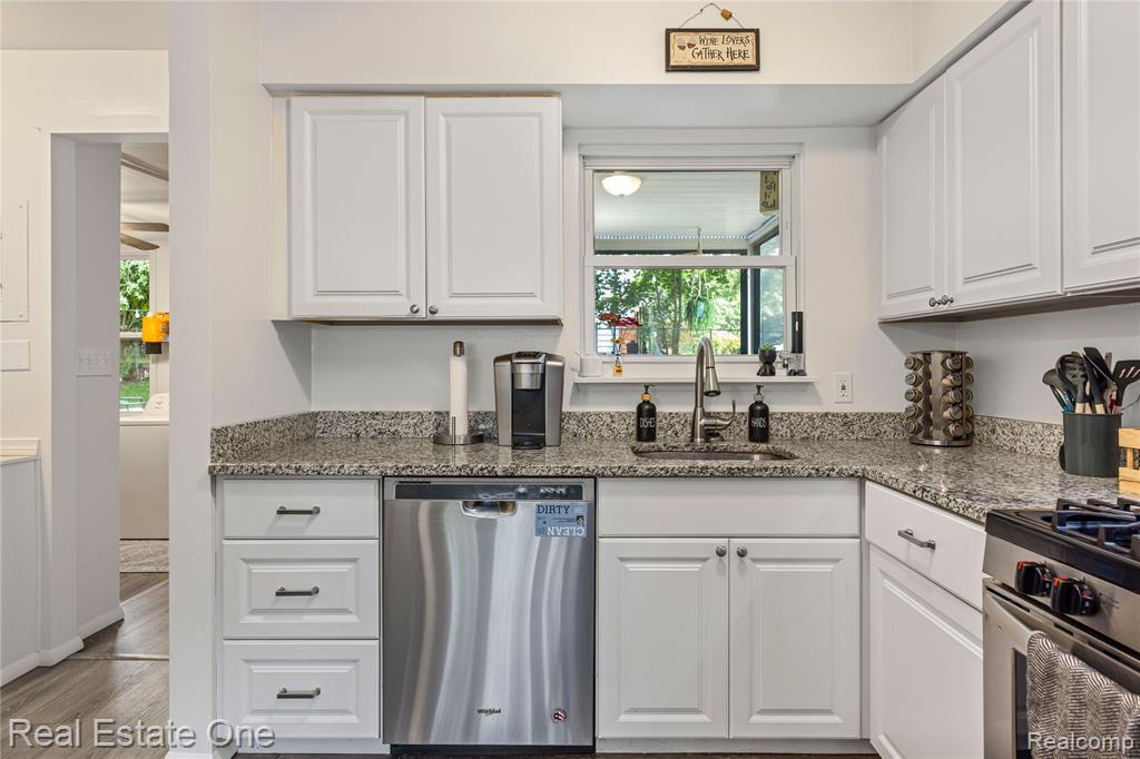 7241 Richardson Road, West Bloomfield, MI 48323 — Photo 8