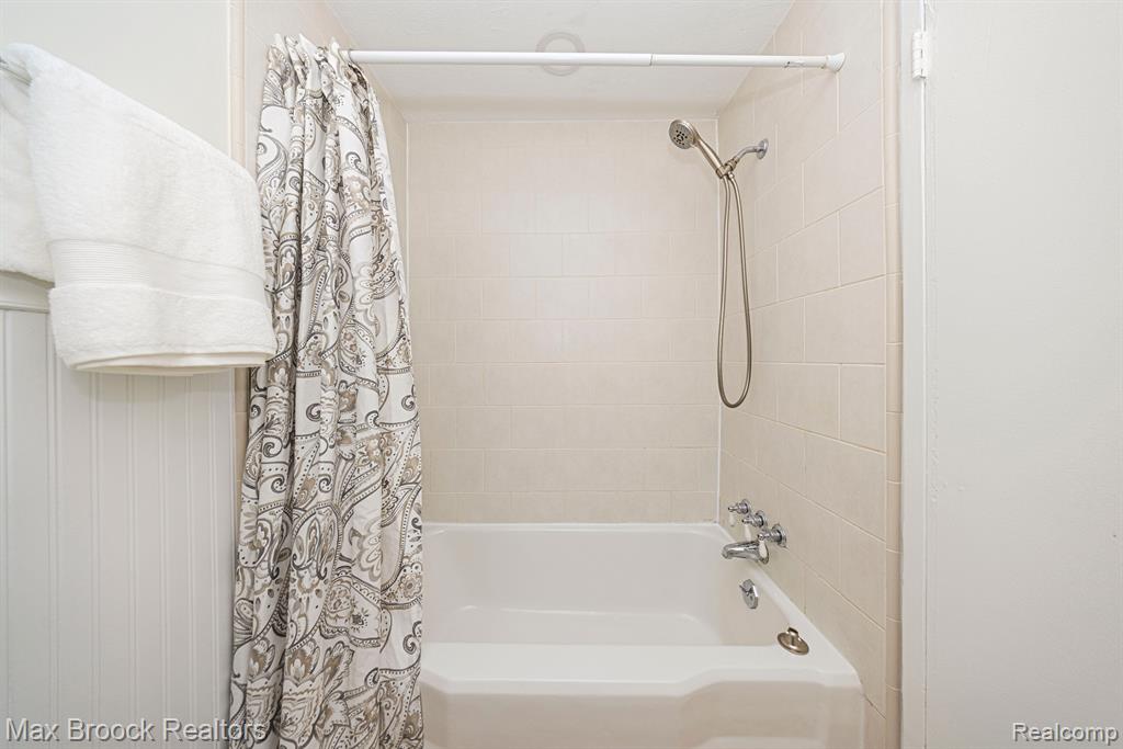 695 GRAEFIELD, Birmingham, MI 48009 — Photo 17