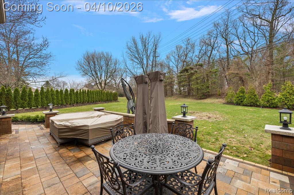 Paver Patio w/Outdoor Kitchen