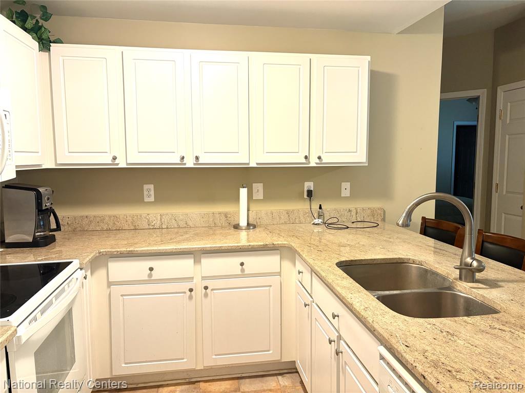 7053 Magnolia Lane, Waterford, MI 48327 — Photo 2