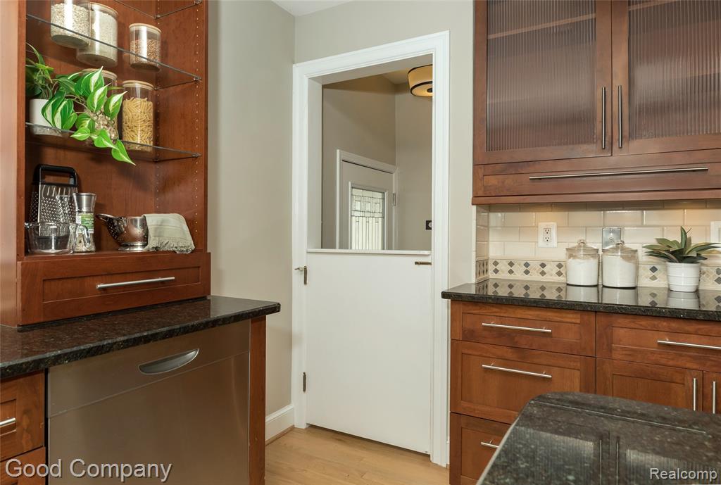 802 Orchard View Drive, Royal Oak, MI 48073 — Photo 14