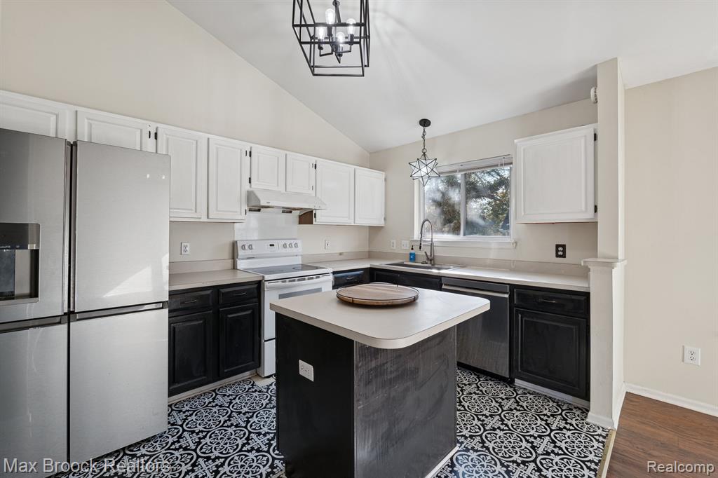 758 Huntclub Boulevard, Auburn Hills, MI 48326 — Photo 9
