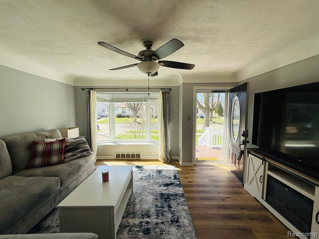 669 CHIPPEWA Street, Mount Clemens, MI 48043 — Photo 8