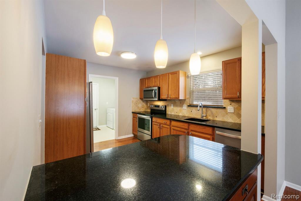 671 Woodhaven Drive, Commerce Twp, MI 48390 — Photo 17