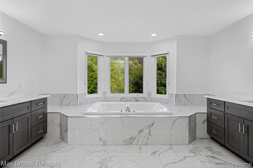 6664 Apple Blossom Trail, West Bloomfield, MI — Photo 40