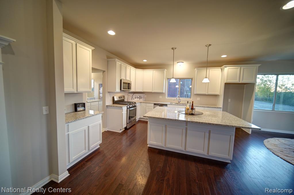 8374 Meadow Creek Drive, Goodrich Vlg, MI — Photo 12