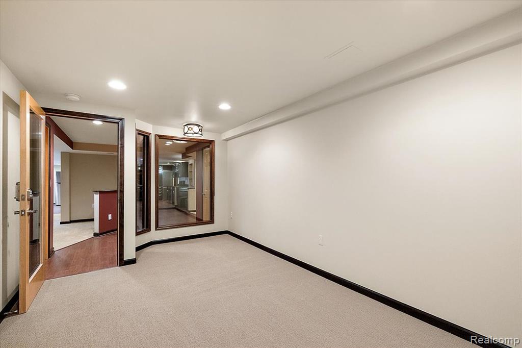 43054 Oxford Court, Novi, MI — Photo 12