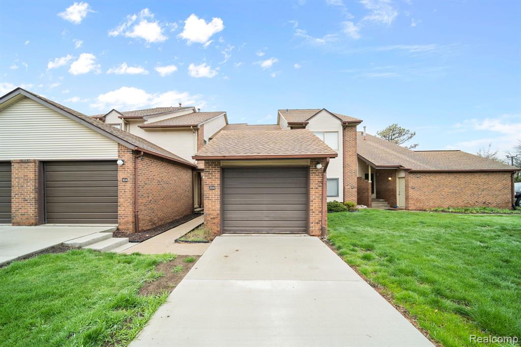 6540 RIDGEFIELD Circle, 204, West Bloomfield, MI — front exterior