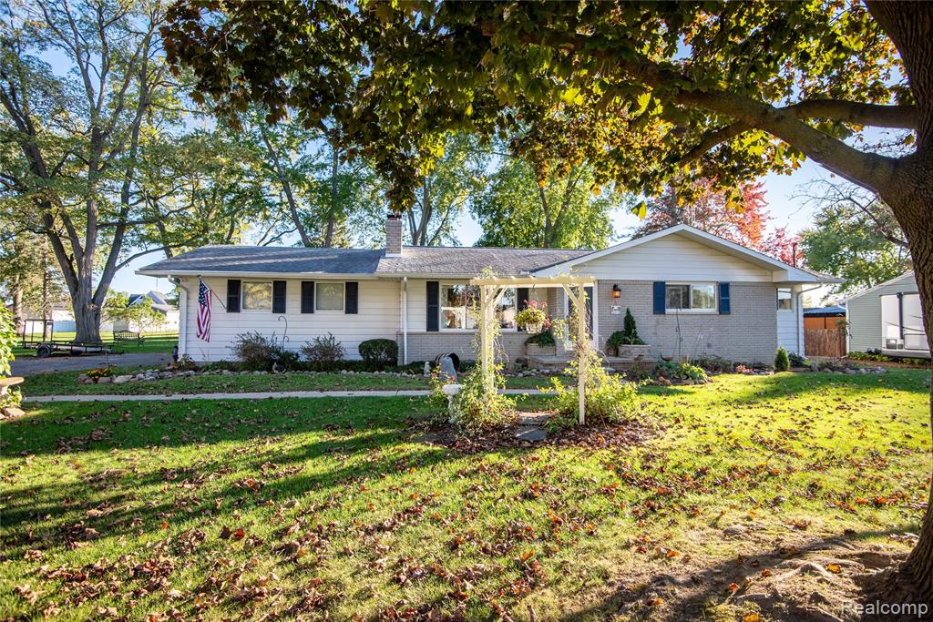 2479 N Long Lake Road, Fenton, MI 48430