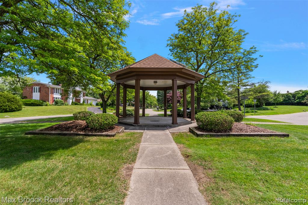 4525 Valleyview Drive, West Bloomfield, MI 48323 — Photo 36