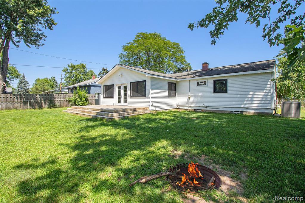 2665 LOS ANGELES Drive, Wolverine Lake, MI 48390 — Photo 23