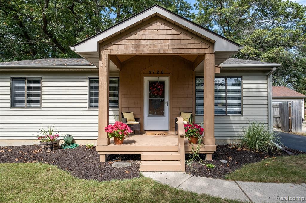 5720 Berkley Drive, Waterford, MI 48327 — Photo 4
