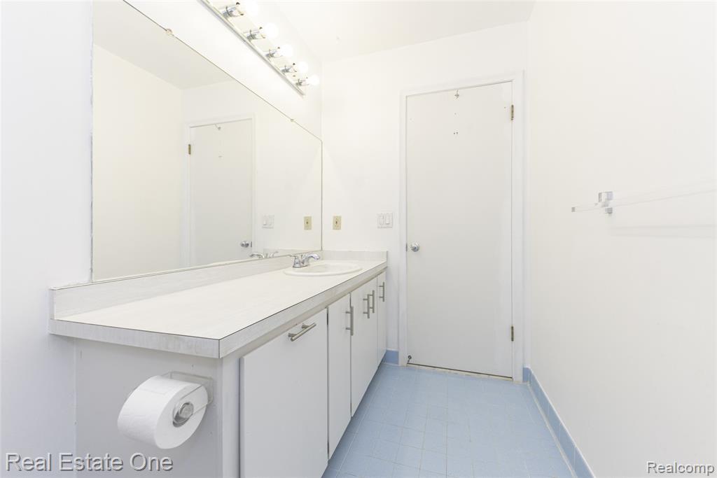 27630 W Echo Valley, 221, Farmington Hills, MI 48334 — Photo 37