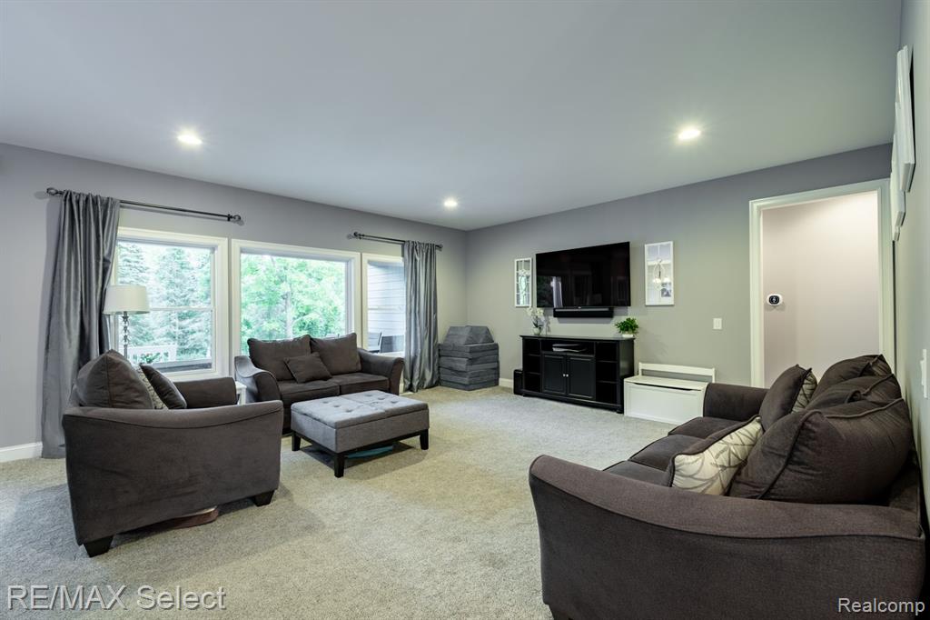 9388 MCMULLEN Circle, Fenton, MI 48430 — Photo 6