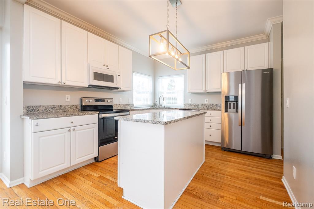 1092 CHESTNUT Lane, South Lyon, MI 48178 — Photo 18