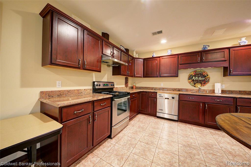 4546 Forest Edge Lane, West Bloomfield, MI 48323 — Photo 74