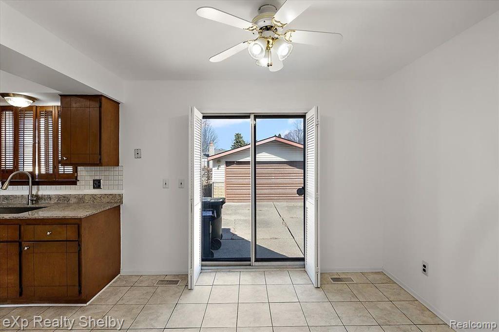 39622 UNIVERSITY Drive, Sterling Heights, MI 48310 — Photo 19