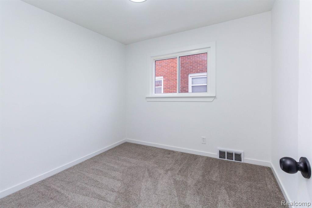 18099 Oak Avenue, Eastpointe, MI 48021 — Photo 17