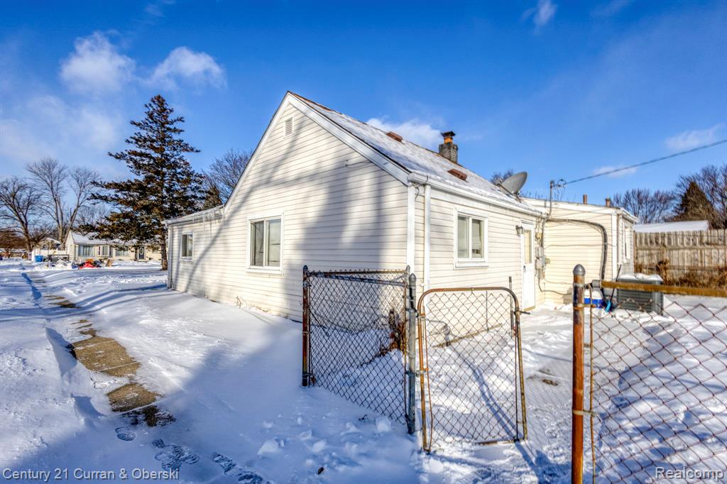 8402 Robindale Avenue, Dearborn Heights, MI 48127 — Photo 4