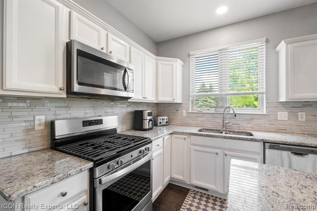 884 Grandview Drive, Commerce Twp, MI 48390 — Photo 11