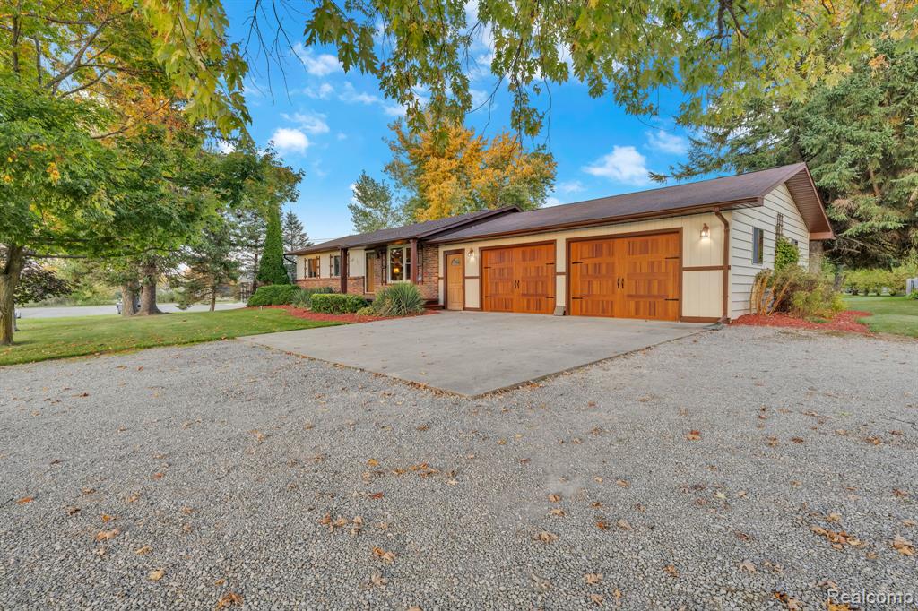 11056 N Irish Road, Otisville, MI 48463 — Photo 3
