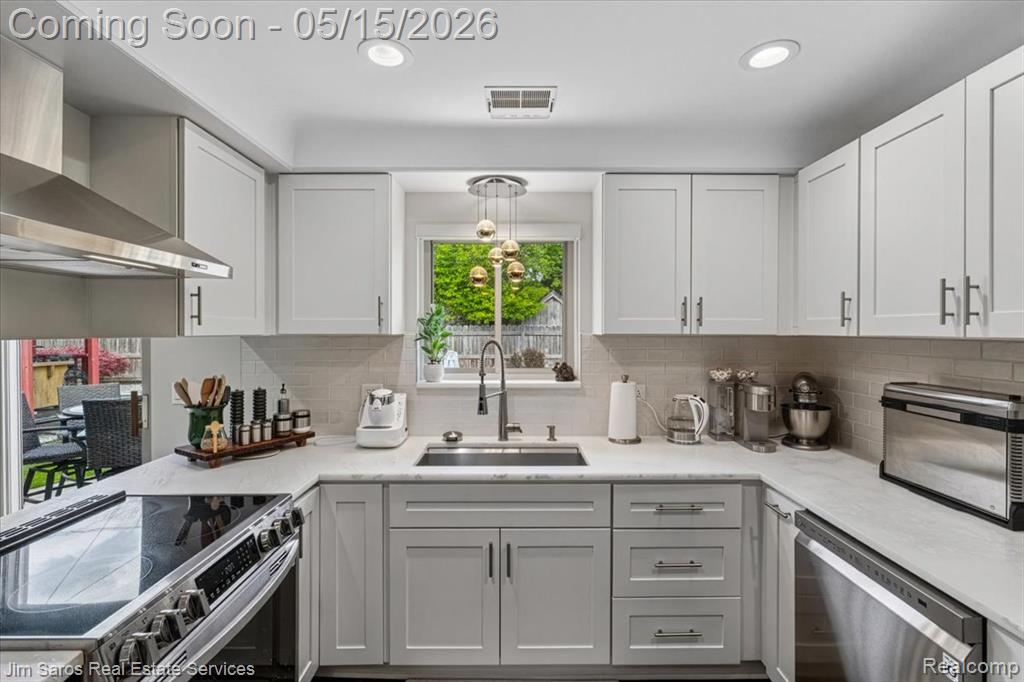 1024 Blairmoor Court, Grosse Pointe Woods, MI 48236 — Photo 12