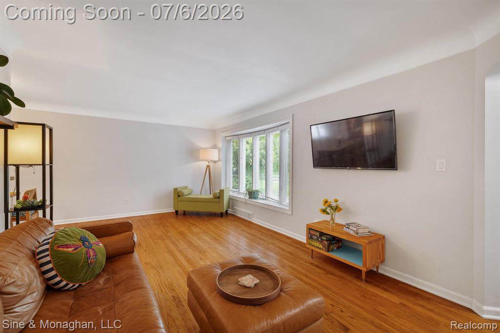 977 ROSLYN Road, Grosse Pointe Woods, MI 48236 — Photo 5