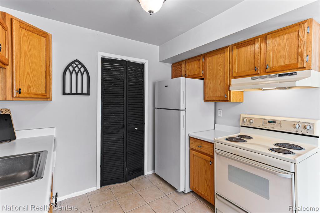 39525 VILLAGE WOOD Road, Novi, MI — Photo 15