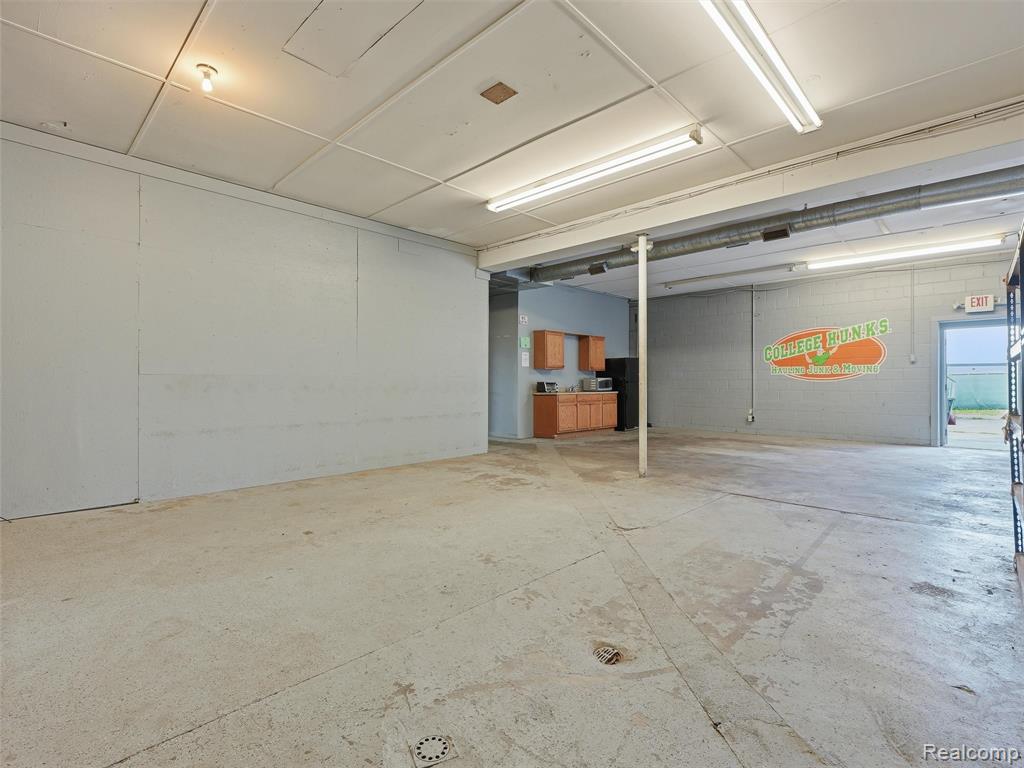 832 W 11 Mile Road, Madison Heights, MI 48071 — Photo 32