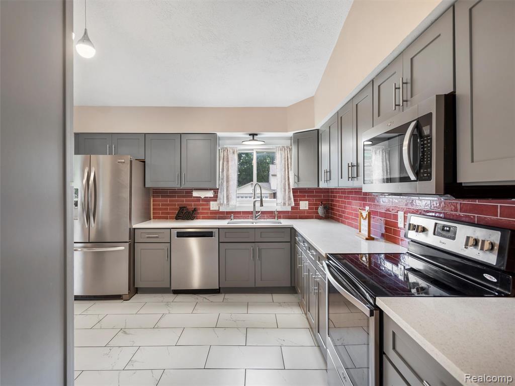 890 Darwin Place Court, Rochester Hills, MI 48307 — Photo 10