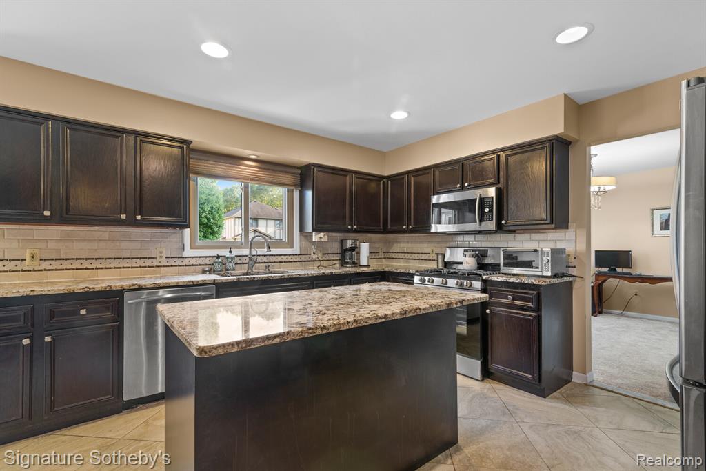 6710 WESTPOINTE Drive, Troy, MI 48085 — Photo 10
