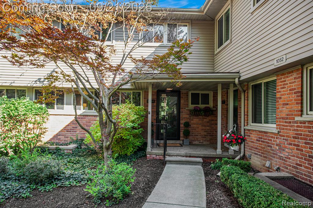 1054 Stratford Lane, Bloomfield Hills, MI 48304 — Photo 3