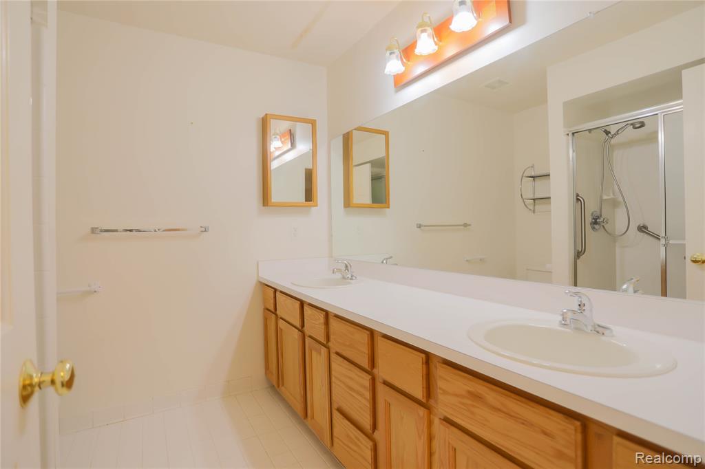 16768 Pearlcreek Court N, Macomb, MI 48042 — Photo 33