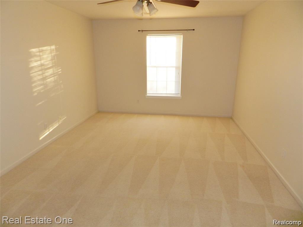 700 AMBERLY DR UNIT B, Waterford, MI 48328 — Photo 8