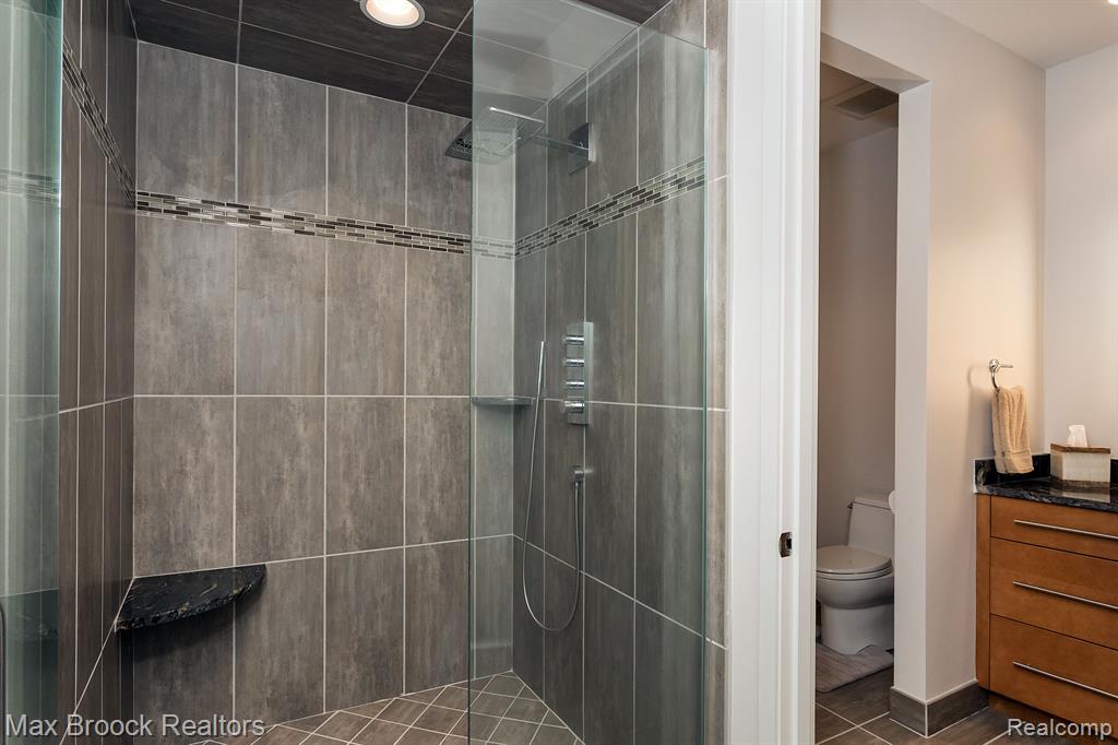 5681 SHORE Drive, Orchard Lake Village, MI 48324 — Photo 55