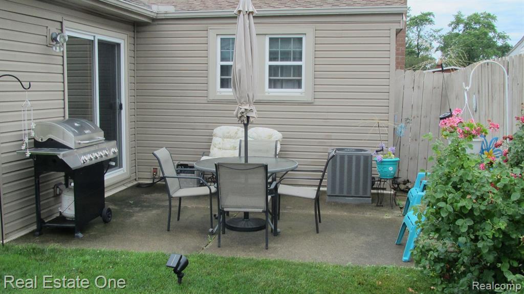 669 S HAWTHORNE Street, Westland, MI 48186 — Photo 3