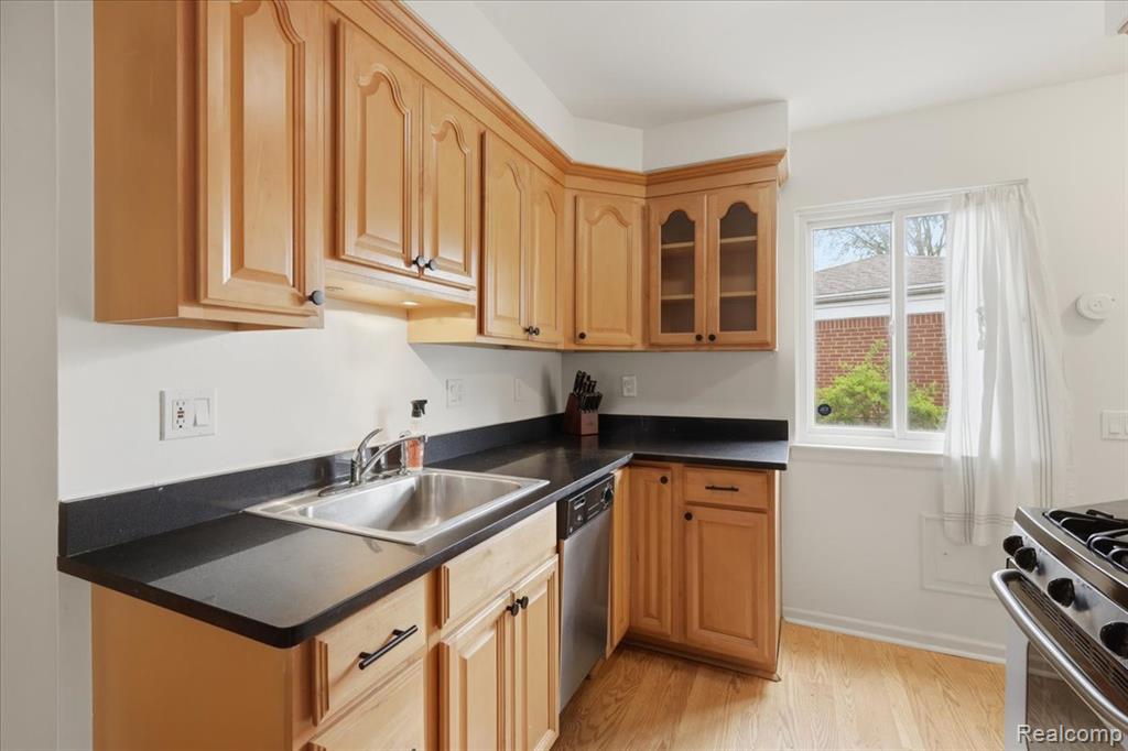 28146 Park Court, Madison Heights, MI 48071 — Photo 15